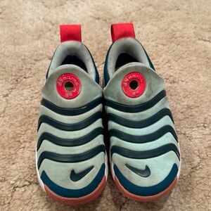 Kids Nike Slip-On Dynamo Go Sneakers